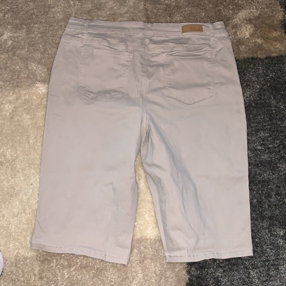 Women’s long shorts from TAILORMADE.   Size 16. - Picture 4 of 4